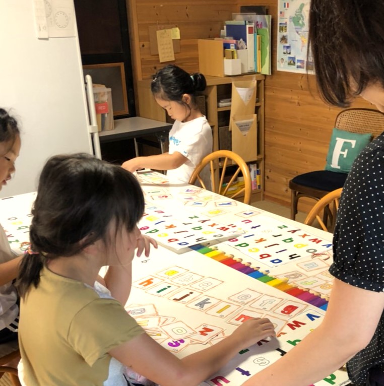 仙台市小学生英語教室エスイーキューの教室風景画像