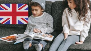 仙台市の英語教室ホームページ用画像　本を読むイギリスの子ども