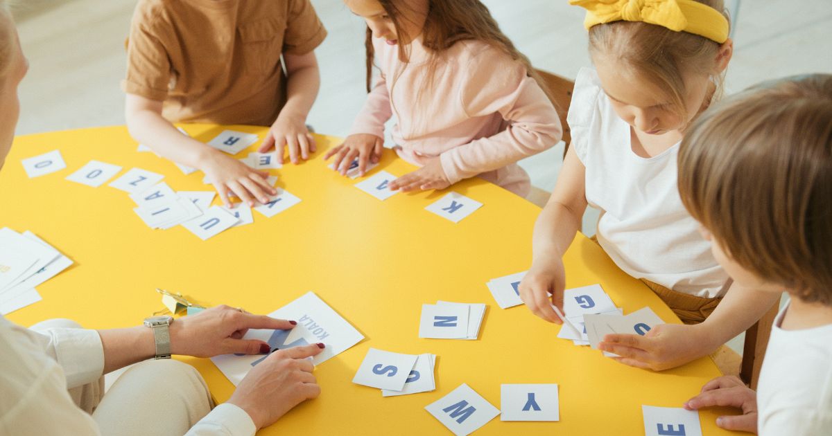 小学生から通える仙台市宮城野区の子ども英会話 SEQホームページ用画像　アルファベットを学びに集まる子供たち