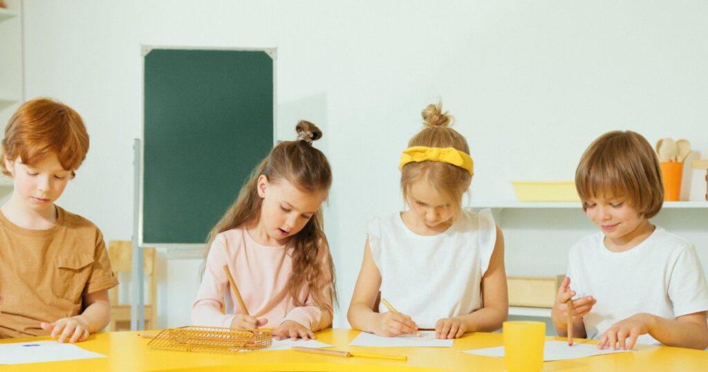 小学生から通える仙台市宮城野区の英語教室SEQホームページ用画像　みんなで学ぶ姿写真