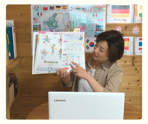 小学生中学生が通える仙台市宮城野区榴岡（つつじがおか）楽天球場近くの英語教室　SEQ ホームページ用画像　リモートレッスン中の英語講師写真