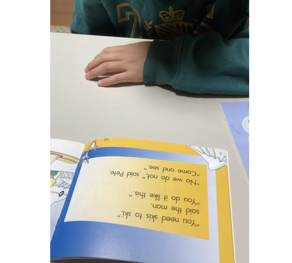 小学生中学生が通う仙台市宮城野区の英語教室SEQ ホームページ用画像　絵本を前に机に向かう小学生フォト