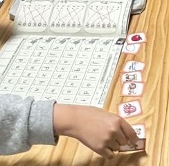 小学生がフォニックスカードを使う様子
