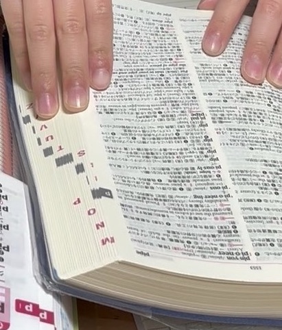 中学生が英和辞典を調べる様子