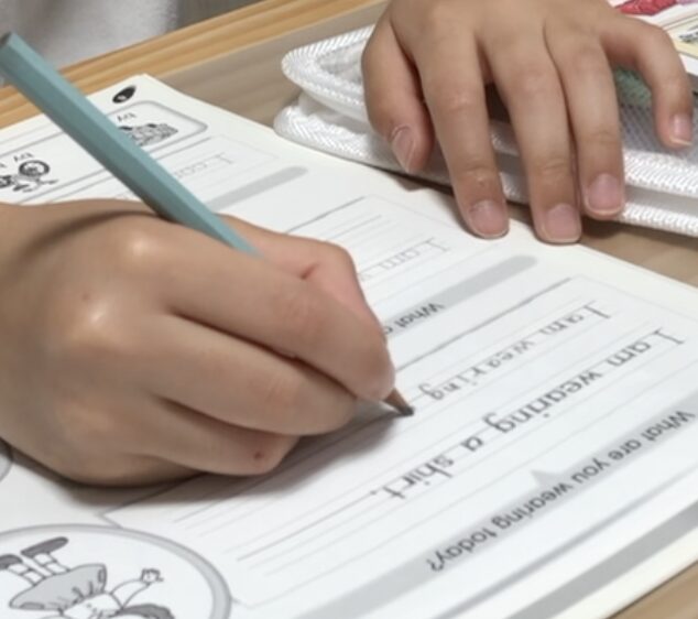 小学生が英語を書く手元の様子