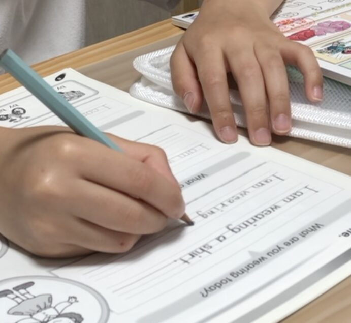 小学生が英語を書く手元の様子