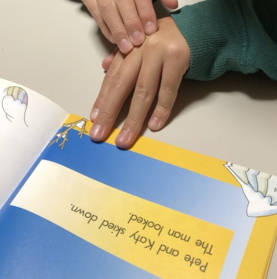 小学生が本を開いている様子