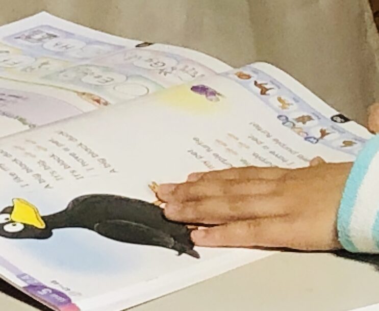 小学生が英語の文を読む様子