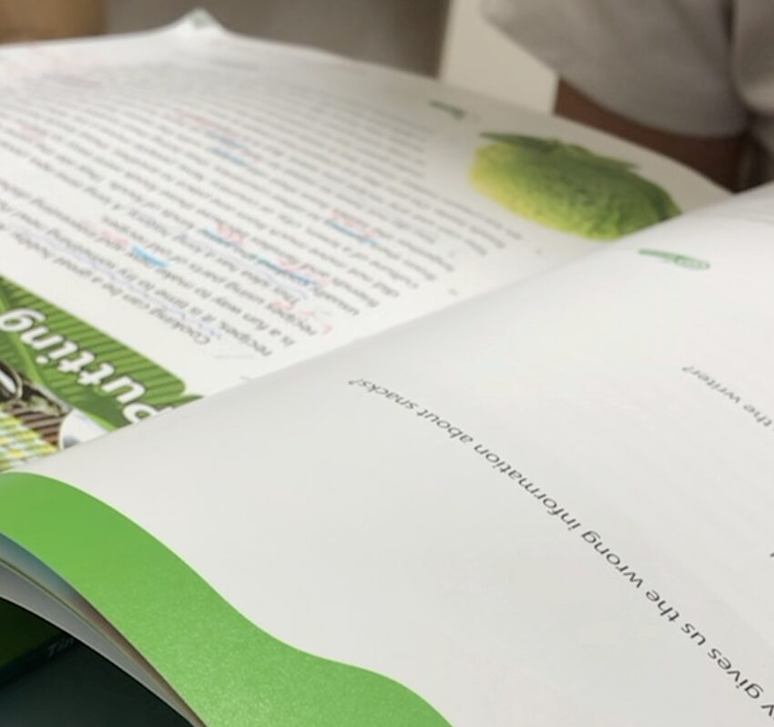 生徒が英文を読む様子