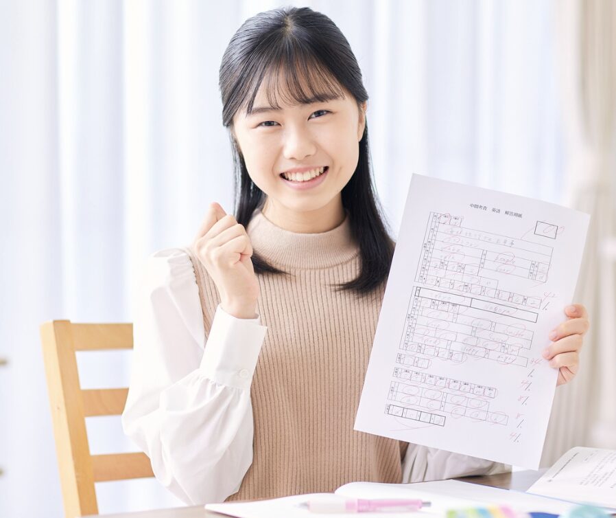 答案用紙を手に笑顔の女の子