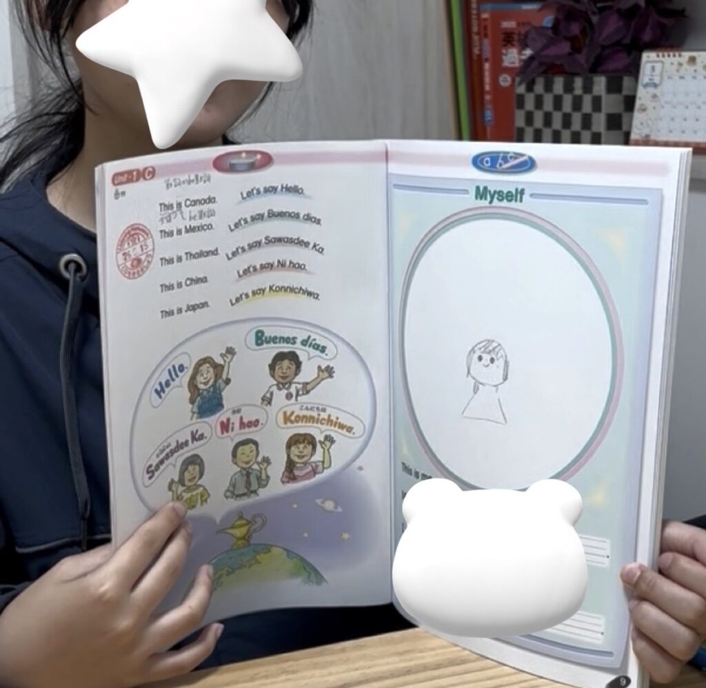 小学生の女の子が自己紹介している画像(仙台市の英語教室)