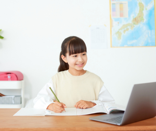 自宅で勉強している中学生の女の子