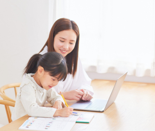 自宅で勉強している小学生の子