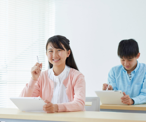 自宅で勉強している中学生の男の子と女の子