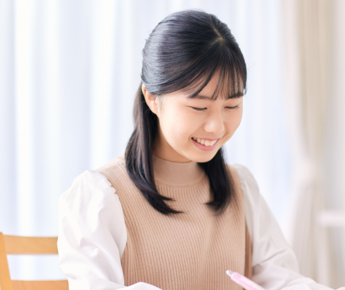 オンライン学習する中学生の女の子