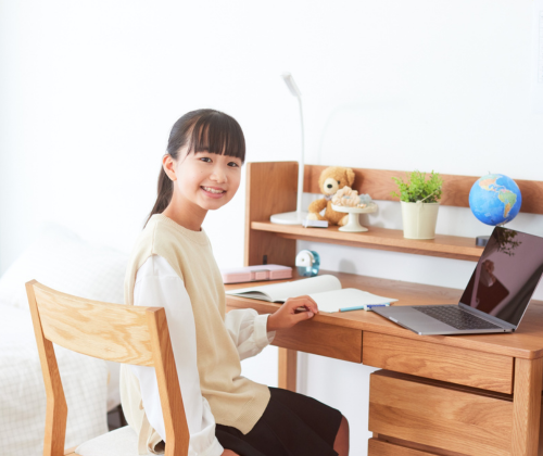オンライン学習する中学生の女の子
