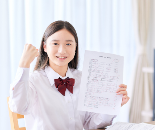 成績が上がってガッツポーズの中学生の女の子