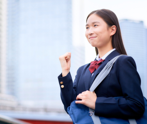 試験に合格の手応えを感じてガッツポーズする女の子