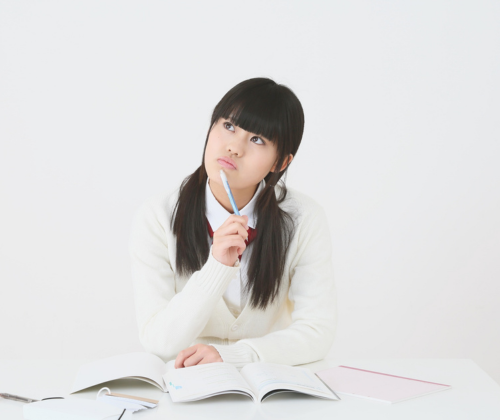 自宅で勉強している中学生の女の子