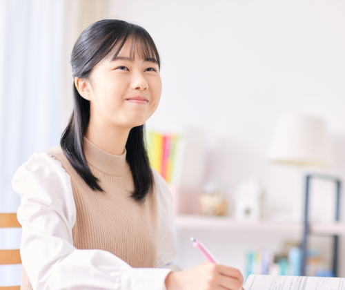 自宅で勉強している中学生の女の子