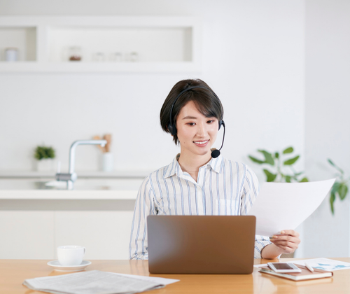 英語教室の先生が生徒に教えている画像