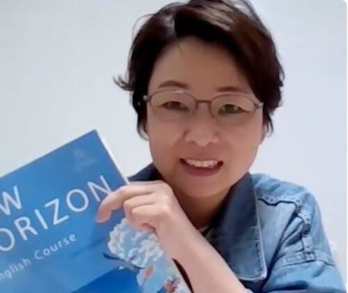 英語教室の先生が生徒に教えている画像