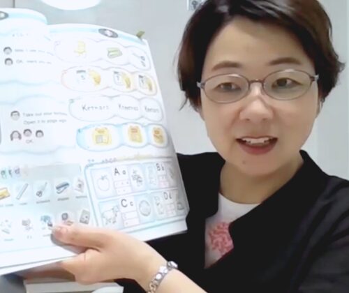 英語教室の先生が生徒に教えている画像