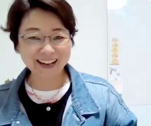 英語教室の先生が生徒に教えている画像
