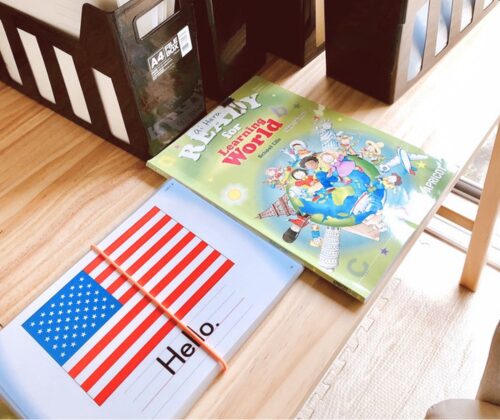 机に英語の本がある学習風景