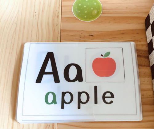 机に英語の教材がある学習風景
