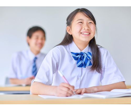笑顔で勉強している女の子