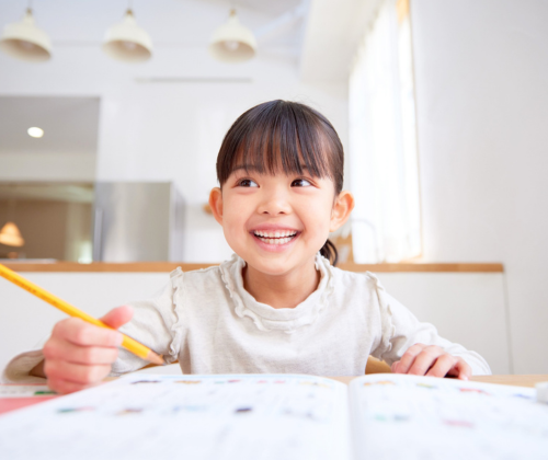 自宅で勉強している小学生の女の子