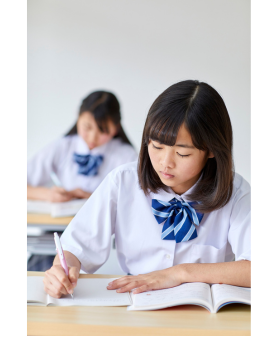 教室で勉強する中学校女子の画像