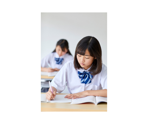 教室で勉強する中学校女子の画像