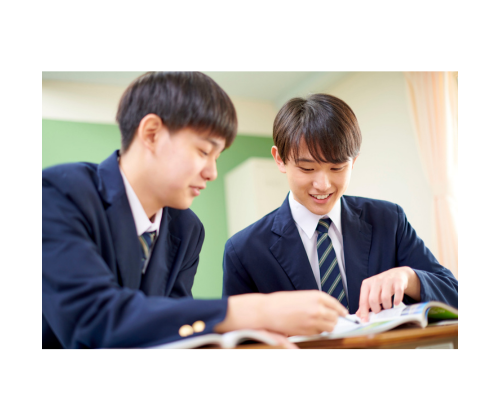 学校で明るく話す男子中学生2人の画像