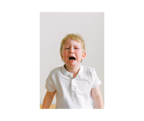 泣く子供（男の子）の画像