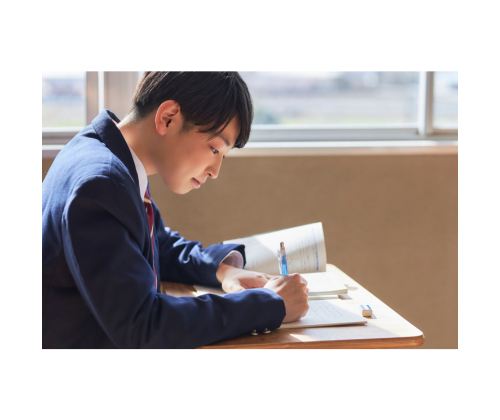 教室で学習に取り組む男子学生画像