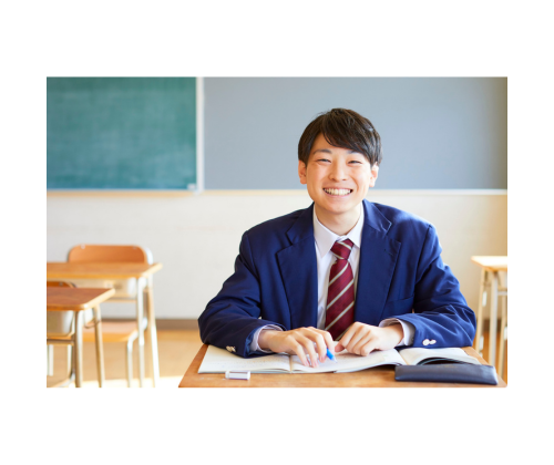 教室で着席する笑顔の男子高校生画像