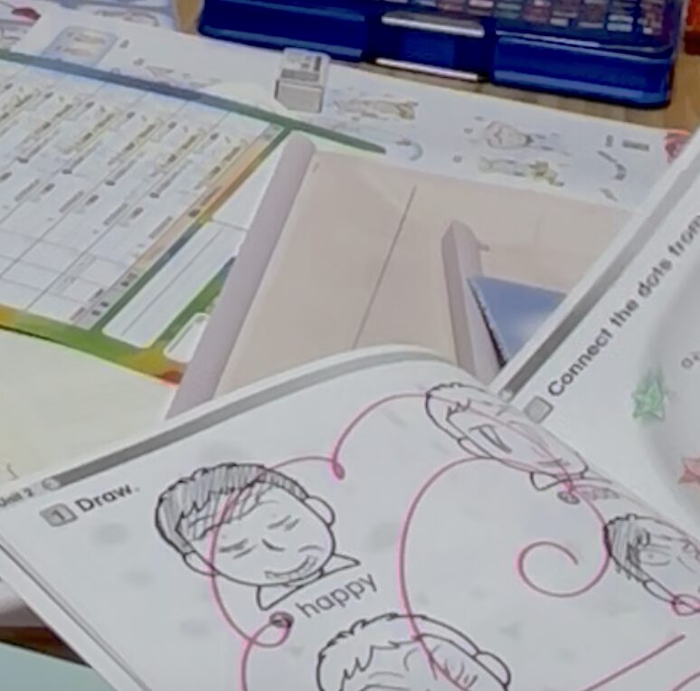 英語の学習で子どもの気持ちについて学ぶ場面画像