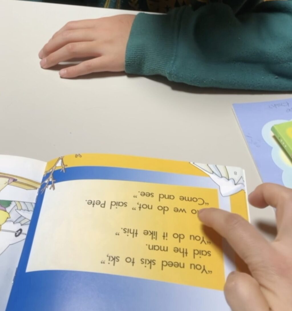 仙台市の英語教室SEQ 小学校5年生男子が音読に挑戦している場面画像